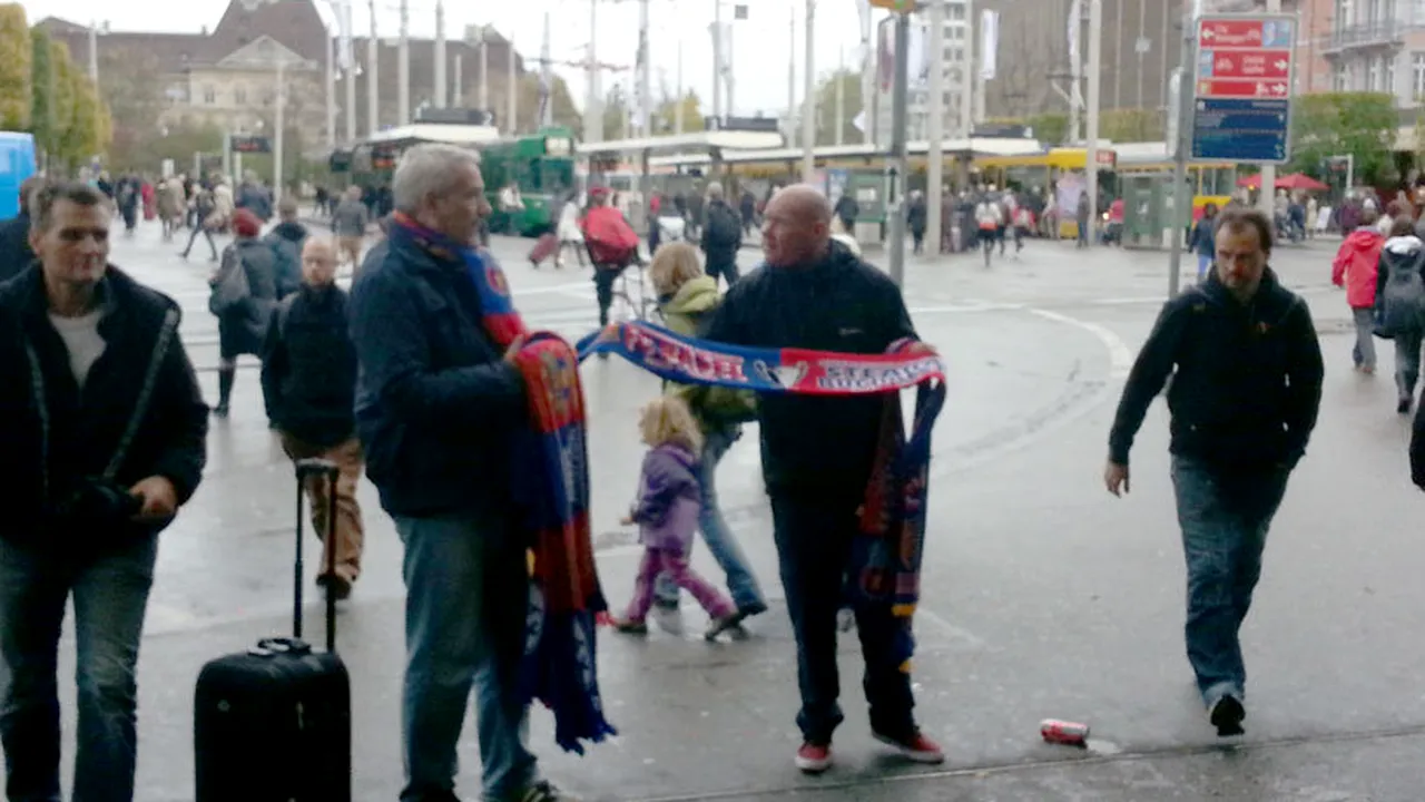 Doi englezi au vrut să facă bani din Basel - Steaua! FOTO: Au scos fulare la vânzare în fața gării, dar trecătorii nu s-au înghesuit