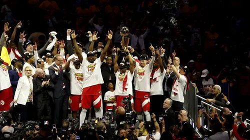 Toronto Raptors devine prima echipă din Canada care triumfă în NBA! VIDEO | Străzile au fost invadate de fani