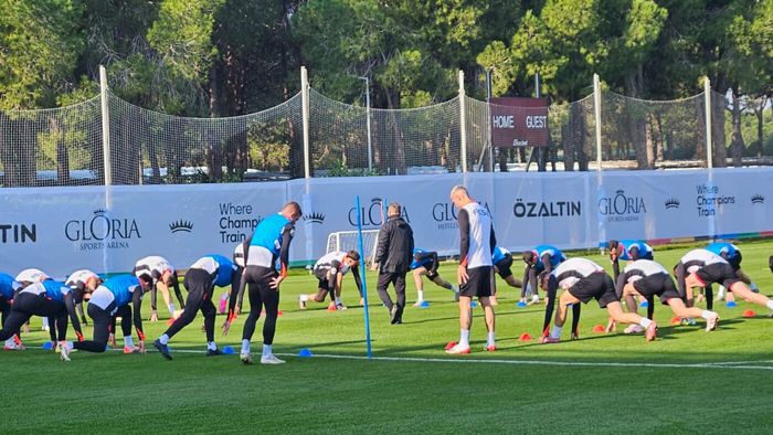 Imaginile momentului din cantonamentul din Turcia al celor de la FCSB! Chiricheș și Alibec, luați la „prelucrat” de Thomas Neubert