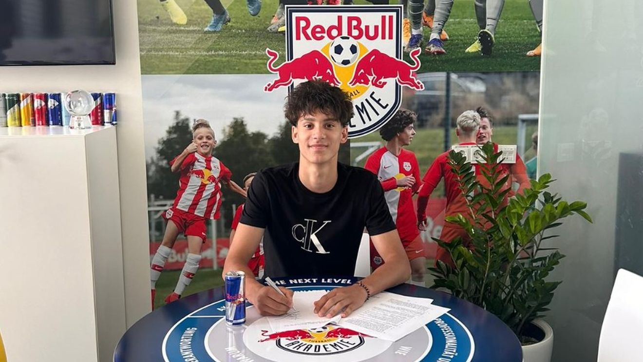 Cine este singurul român prezent azi la Academia Red Bull Salzburg! Are 16 ani, e convocat la lotul Under 17, studiază în Marea Britanie și învață germana intensiv: „Antrenorul mi-a dat termen luna decembrie”. EXCLUSIV