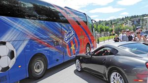 FOTO Vecini cu luxul!** Steliștii s-au holbat la 30 de Ferrari-uri care au defilat pe sub nasul lor