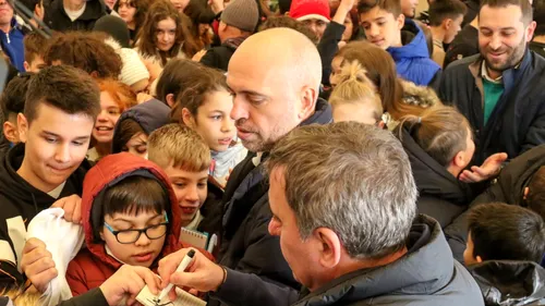 Gică Hagi a revenit la origini! „Regele” a fost în vizită la școală, alături de două vedete de la Farul, și s-a reîntâlnit după 45 de ani cu fosta dirigintă! | FOTO