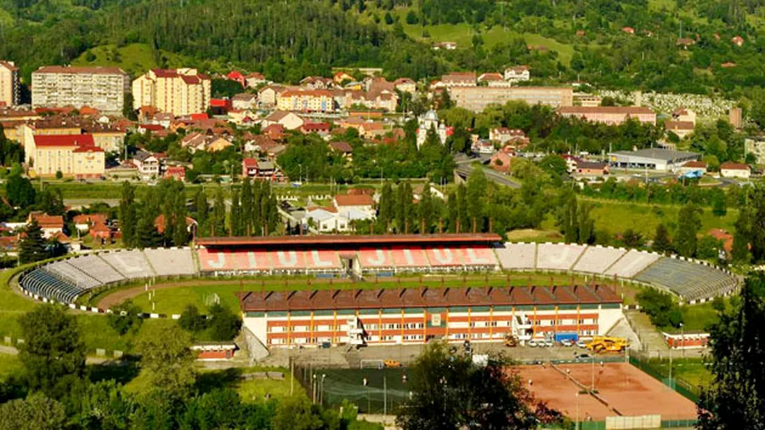 La Petroșani au început lucrările de omologare a stadionului pentru Liga 2.** Jucătorii ofertați de Energeticianul