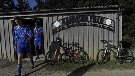 Campionatul care a intrat în Cartea Recordurilor. Este format din doar două echipe, aparține de federația engleză și transferurile se fac cu "banul". O poveste impresionantă despre pasiunea pentru fotbal