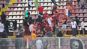 Rapidiștii continuă scandalul pe internet. Suporterii care s-au încăierat la petrecerea giuleștenilor acuză răfuieli în stil mafiot, cu interlopi și luptători de K1
