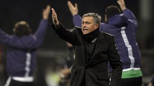 Mourinho i-a scos din minți pe spanioli, la meciul cu Lyon:** "E NEBUN! A protestat mai rău decât cei din Libia"