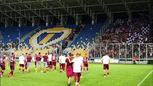 FOTO și VIDEO | Fanii Petrolului și ai Rapidului s-au bătut în tribune! Bannere capturate în peluză