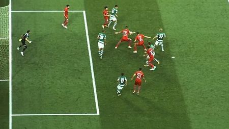 Noroc pentru FCSB în startul meciului de la Lisabona. FOTO | Vicecampioana a fost iertată de un penalty după un henț al lui Momcilovic