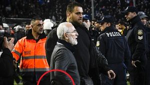 IREAL! Patronul lui PAOK a intrat cu arma pe teren! FOTO & VIDEO | Imaginile care au trecut neobservate în haosul de pe "Toumba"