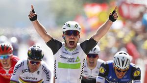 Dublă lovitură pentru Cavendish! Britanicul i-a învins pe Kittel și Sagan și e primul tricou galben din Turul Franței 2016. Contador a căzut în etapa terminată la Utah Beach. FOTO | Umărul spaniolului arată rău