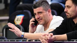 Derapaj grosolan al lui Daniel Niculae, împotriva lui Marian Iancu, după ce fostul patron al Timişoarei îi ceruse lui Dan Şucu să-i dea afară pe preşedintele Rapidului şi pe Victor Angelescu! Ce se ascunde în spatele mesajului "ScRoAFO"