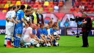 FOTO | Spectacol înaintea finalei. Meciul Legende - Suporteri s-a terminat 3-3