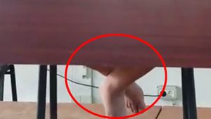 Căldură mare, mon cher! Un antrenor din Liga 1 a venit la conferința de presă în picioarele goale :) FOTO | Indiciu: a realizat miracolul cu echipa sa în sezonul precedent