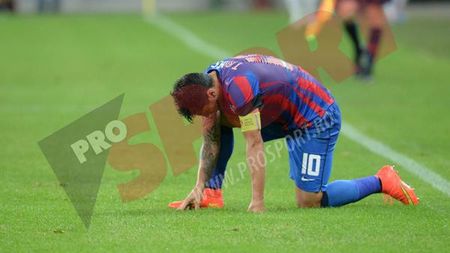 Ce nu s-a văzut la TV. FOTO - Tănase i-a lăsat cu gura căscată pe colegii de pe banca de rezerve. Ce a făcut imediat după schimbare