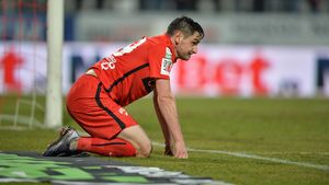 A fost adus de Mircea Rednic la Dinamo, n-a confirmat, a plecat în străinătate, iar acum a făcut drumul înapoi: "Poate reveni repede într-o formă bună". Transferul oficializat azi