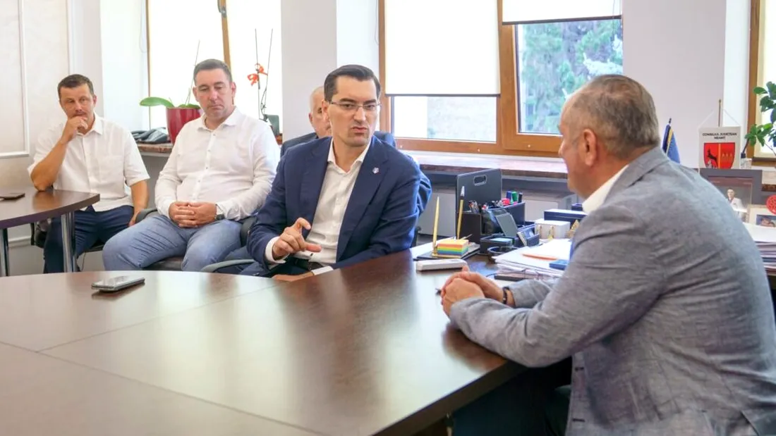 Răzvan Burleanu, în vizită la Piatra Neamț. Șeful FRF s-a întâlnit cu autoritățile locale și județene pentru a face lobby privind susținerea Ceahlăului. Reacția clubului nemțeam