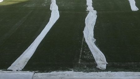 Primăria ne vinde un gazon verde și frumos, realitatea este însă alta! FOTO** AȘA arată, de fapt, suprafața de joc