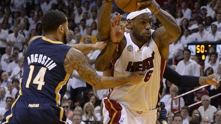 Nu-l enerva pe LeBron! Superstarul lui Heat și-a condus echipa către victorie cu Indiana!