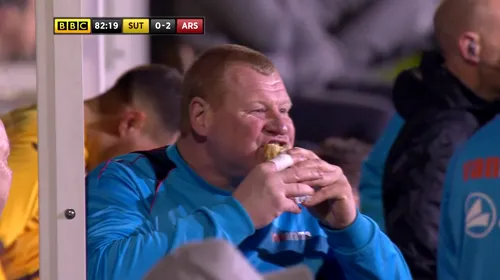 Probleme pentru portarul care a ajuns vedetă după ce a mâncat o plăcintă în timpul meciului cu Arsenal! Cota oferită de o casă de pariuri pentru acest „eveniment”