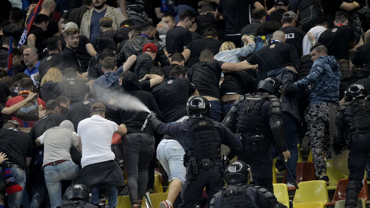 FOTO | Ce nu a observat publicul: bannerul de la care a pornit scandalul la Steaua - Rapid. Bătaia între ultrași, începută dintr-o confuzie majoră! Pentru a potoli o mână de huligani, Jandarmeria a făcut uz de gaze lacrimogene între femei și copii

