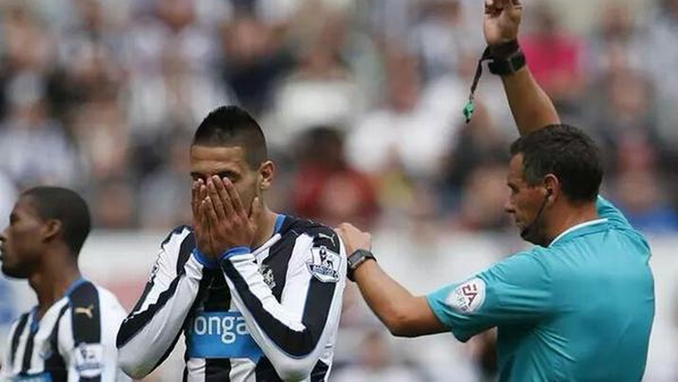 Mr. Angry! Record unic în fotbalul englez: după ce a primit galben la 11 secunde și la 2 minute de la intrarea pe teren în primele două meciuri, Mitrovic a fost eliminat în 15 minute cu Arsenal