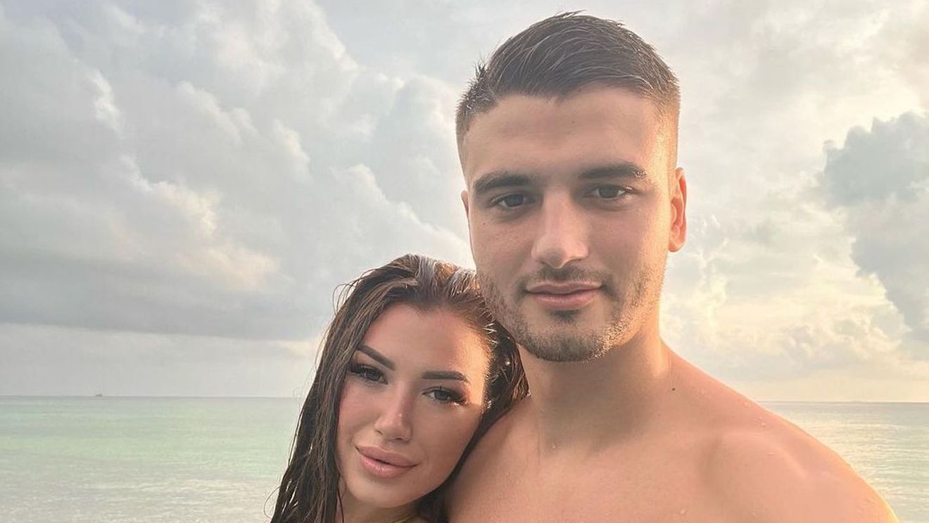 A fost părăsit de iubită, dar și-a găsit liniștea în brațele altei bombe sexy. Cum arată actuala parteneră a lui Dragoş Nedelcu. Anca Gheauru este de o frumuseţe răpitoare | GALERIE FOTO