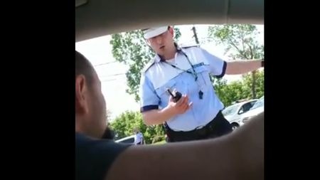 Video controversat, în momentul desfășurării mitting-ului PSD, la Târgoviște: "Merg la meci, la Chindia / Nu aveți tichet și nu știți nici parola". Dialogul dintre un fan și un polițist