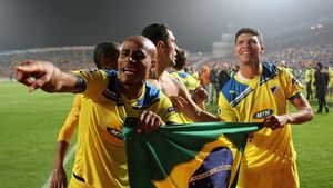 FAIL dureros pe teren! ** Un jucător de la APOEL a oferit faza serii după meciul cu Lyon: cea mai comică sărbătoare :)