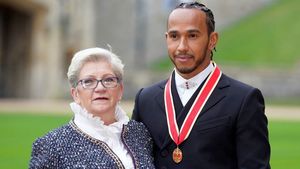 Faceți cunoștință cu Sir Lewis Hamilton! Pilotul britanic a fost făcut cavaler de Prințul Charles