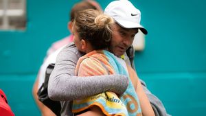 Răsturnare de situație în privința nevinovăției pe care o clamează Simona Halep în cazul de dopaj! Fostul ei antrenor vorbește despre modul „dictatorial” în care jucătoarea controla „la sânge” mâncarea și băutura pe care le consuma: „E o mare surpriză! Ea nu avea încredere în străini”