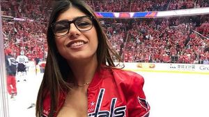 Mia Khalifa, fosta starletă a filmelor XXX, acum comentatoare sportivă, a lansat un calendar "incendiar" | FOTO&VIDEO