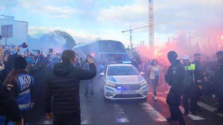 NE-BU-NI-E! Atmosferă sud-americană la sosirea autocarului Craiovei pentru „finala” cu U Cluj