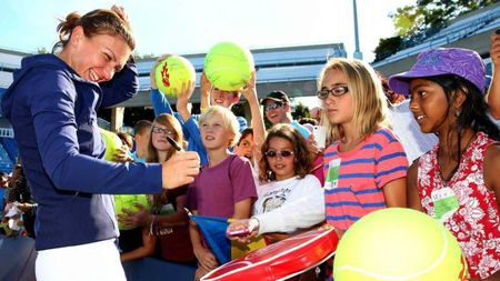 Halep, o nouă apariție surprinzătoare la Shenzhen! După ce a jucat într-un echipament fără sponsor, Simona a optat pentru o ținută inedită și la întâlnirea cu fanii | FOTO 