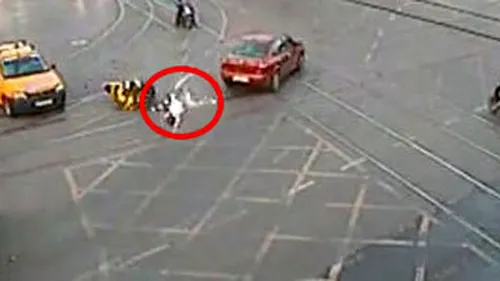 VIDEO** MIRACOL în centrul Bucureștiului! Putea să moară nevinovat dar a plecat pe picioarele lui! Vezi accidentul