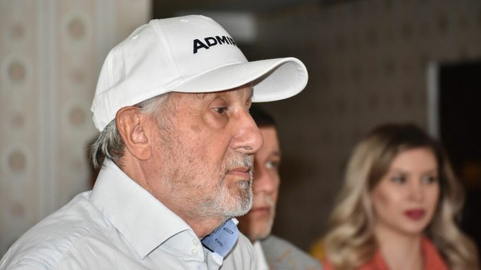 Ilie Năstase a răbufnit după ce a fost prins băut la volan și a înjurat o jurnalistă: „Sunteți prea tânără și proastă ca să înțelegeți! Sunteți o idioată, e bine?”
