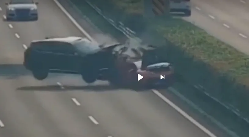 Cum e spulberat un Lamborghini de un SUV, pe autostradă! Îl face praf la o viteză incredibilă