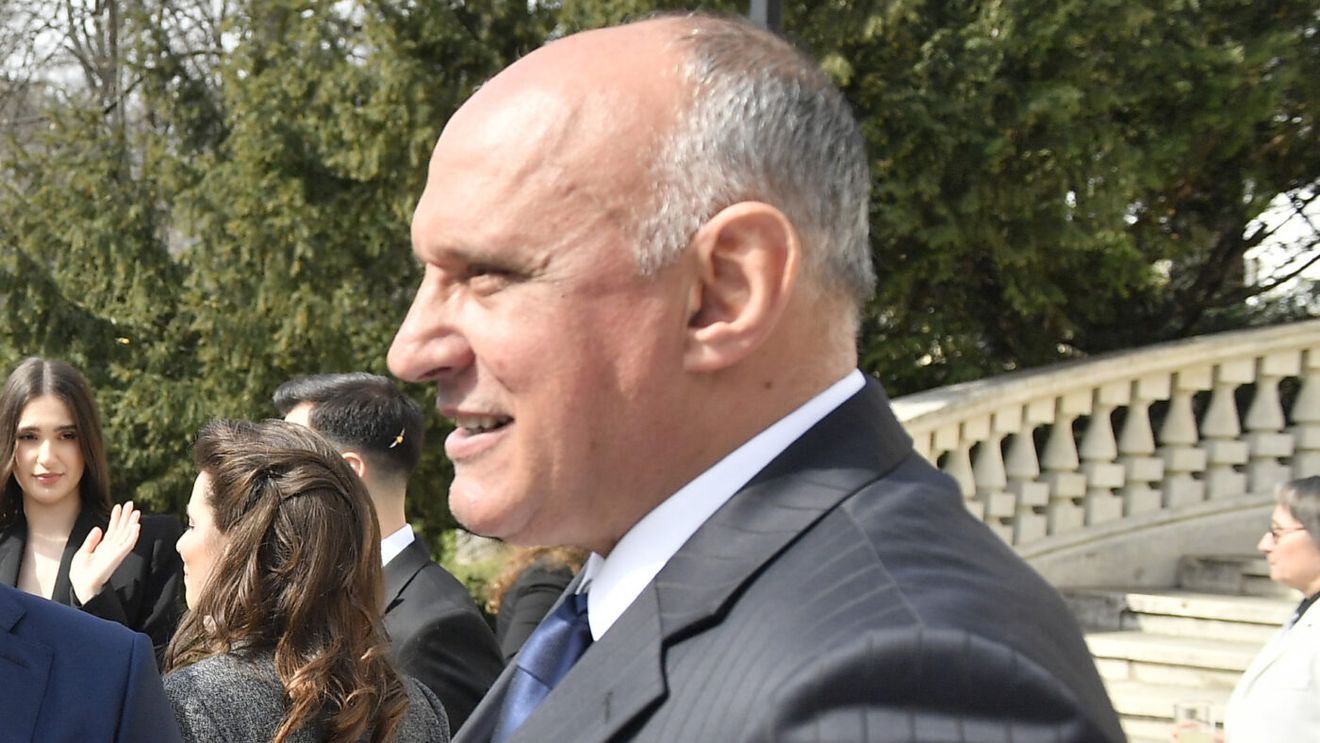 De câți ani a avut nevoie Florin Prunea pentru a absolvi Facultatea de Educație Fizică şi Sport din Craiova