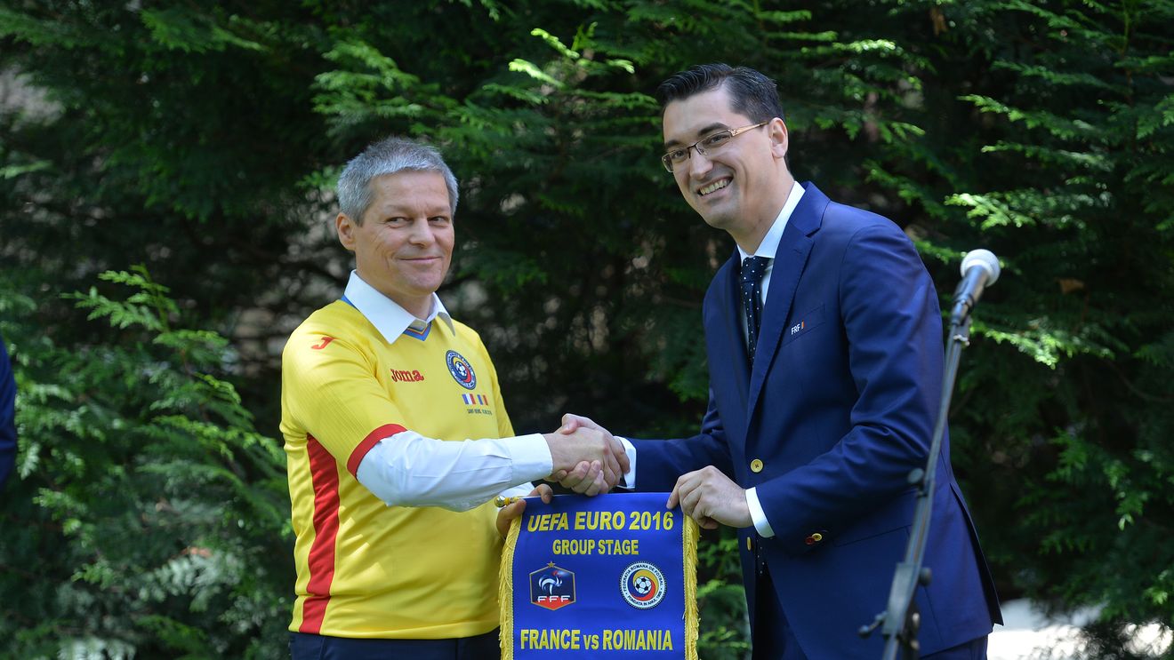 Declarații curioase făcute de Dacian Cioloș: "Eu sper și cred că naționala României va fi superioară Franței!" Premierul va asista la meciul de deschidere