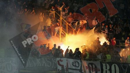 NEBUNIE la Mediaș! Rui Duarte, **aproape de a fi rănit de o petardă aruncată de un fan al "U"! Walter a intrat pe teren și i-a calmat pe fani