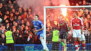 Englezi folosesc copii pentru a introduce petarde și fumigene pe stadioane! Ministrul de interne trage un semnal de alarmă: "Cineva poate fi ucis"