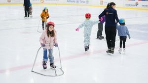 Inițiere pentru 150 de copii la Patinoarul Allianz-Țiriac Arena din Otopeni! „Se pun bazele unui mod de viață sănătos și activ". Ce mesaj a primit Eduard Pană de la părinți | VIDEO