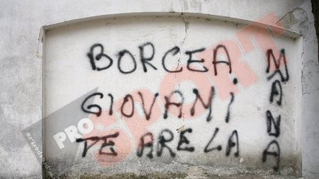 V. Becali: "Fanii care au scris pe ziduri ar trebui să stea la pușcărie! Mihnea Ionescu e un tâmpit, un cerșetor!"