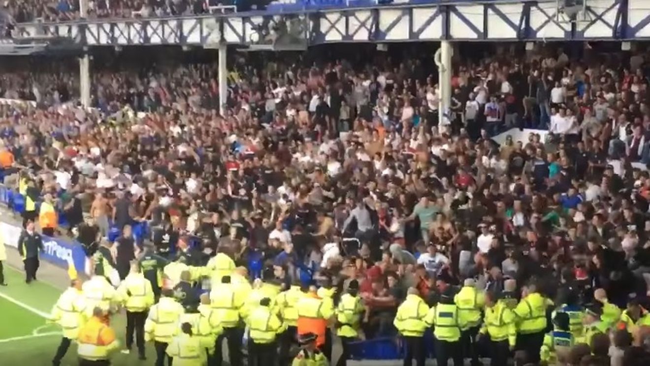 Nebunie pe Goodison Park! VIDEO | Fanii lui Hajduk Split au făcut haos în timpul meciului cu Everton. Croații au vrut să intre pe gazon și au fost opriți cu greu
