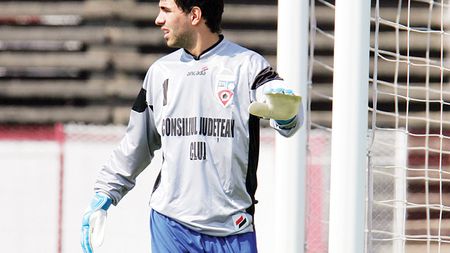 S-au apărat cu fundașul în poartă!