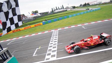Ferrari a izbutit „dubla" la Magny Cours
