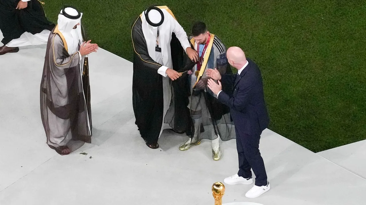 Moment controversat la festivitatea de premiere: cum a fost îmbrăcat Leo Messi de președintele FIFA, Infantino, și de șeicul qatarez! Ce a fost obligat să poarte argentinianul | FOTO