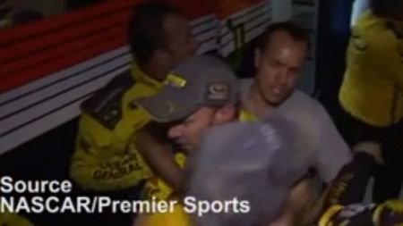 INCREDIBIL | Bătaie între doi piloți de NASCAR chiar în mijlocul paddock-ului pentru un incident petrecut după finiș! Un veteran de 42 de ani a încercat să-și sugrume adversarul