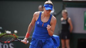 FAZA ZILEI LA ROLAND GARROS | "Nașa" lui Dulgheru, luată de alizeu. De la „duda" anului pe serviciul doi, la șpagat și căzătură la serviciu, Cornet face performanța carierei la French Open