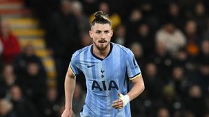 Incredibil! Radu Drăgușin a fost trimis pe teren după un sfert de oră în Tottenham - Chelsea, iar la 3 minute oaspeții au marcat!