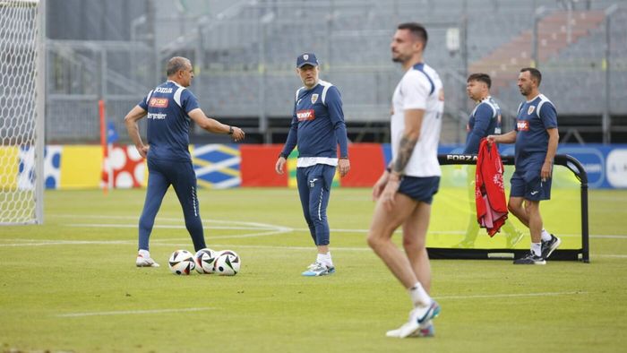 Baxul cu apă cărat de Răzvan Marin și pelerina crescută prin piele a lui Edi Iordănescu. Reportaj la antrenamentul naționalei României din Wurzburg pentru EURO 2024. EXCLUSIV VIDEO & FOTO